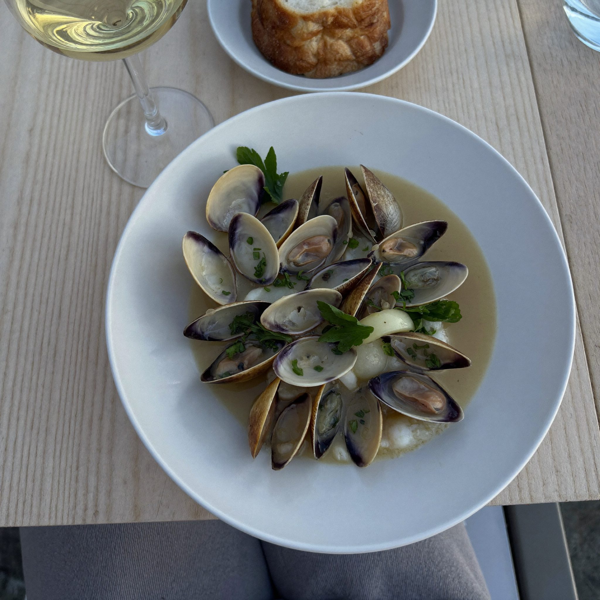 Amêijoas cozinhadas com vinho branco numa tigela