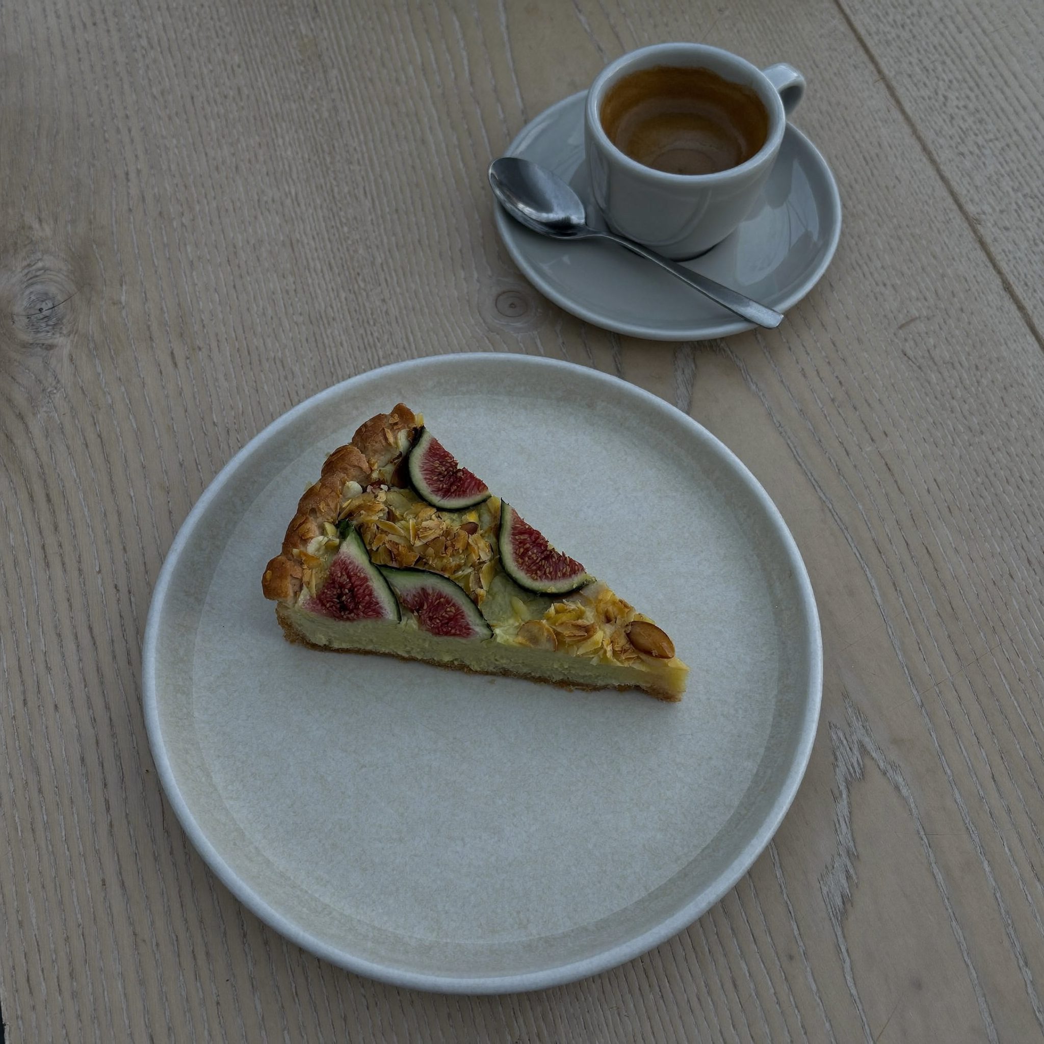 Tarte de amêndoa portuguesa servida com café